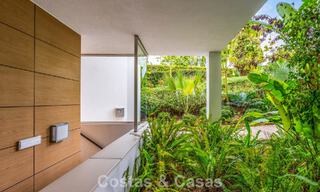 Apartamento contemporáneo con jardín en venta a pocos minutos a pie de la playa y Puerto Banús, Marbella 795727 