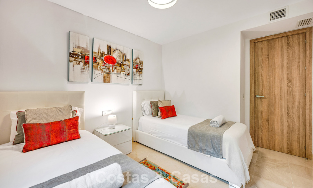 Apartamento contemporáneo con jardín en venta a pocos minutos a pie de la playa y Puerto Banús, Marbella 795729