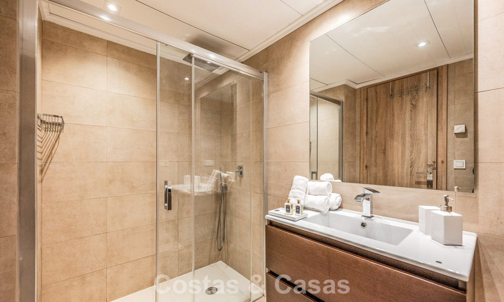 Apartamento contemporáneo con jardín en venta a pocos minutos a pie de la playa y Puerto Banús, Marbella 795731