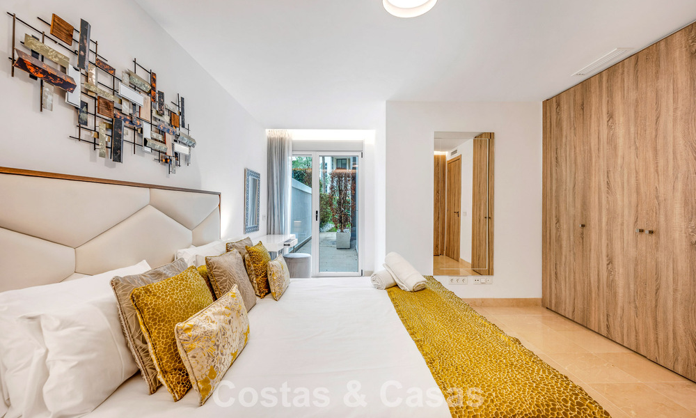 Apartamento contemporáneo con jardín en venta a pocos minutos a pie de la playa y Puerto Banús, Marbella 795733