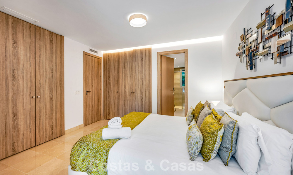 Apartamento contemporáneo con jardín en venta a pocos minutos a pie de la playa y Puerto Banús, Marbella 795735