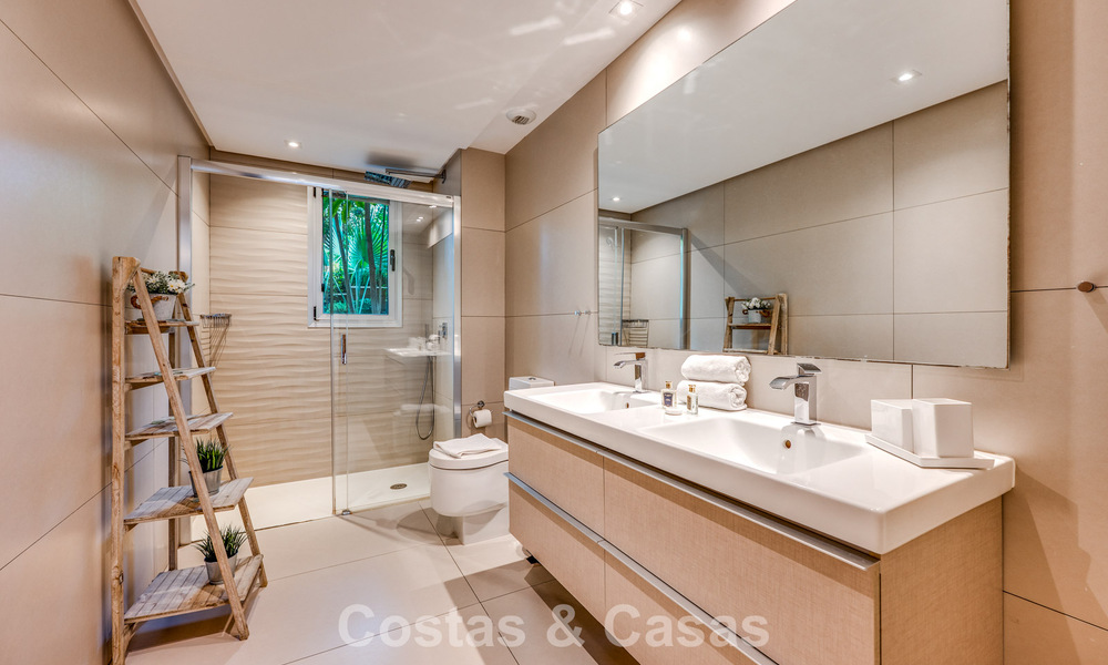 Apartamento contemporáneo con jardín en venta a pocos minutos a pie de la playa y Puerto Banús, Marbella 795736