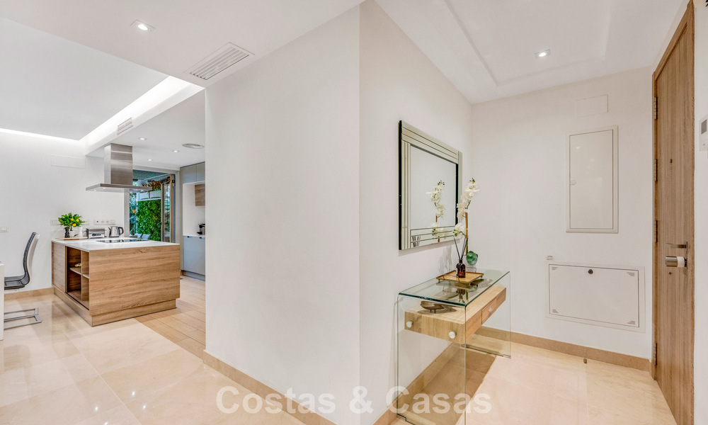 Apartamento contemporáneo con jardín en venta a pocos minutos a pie de la playa y Puerto Banús, Marbella 795737