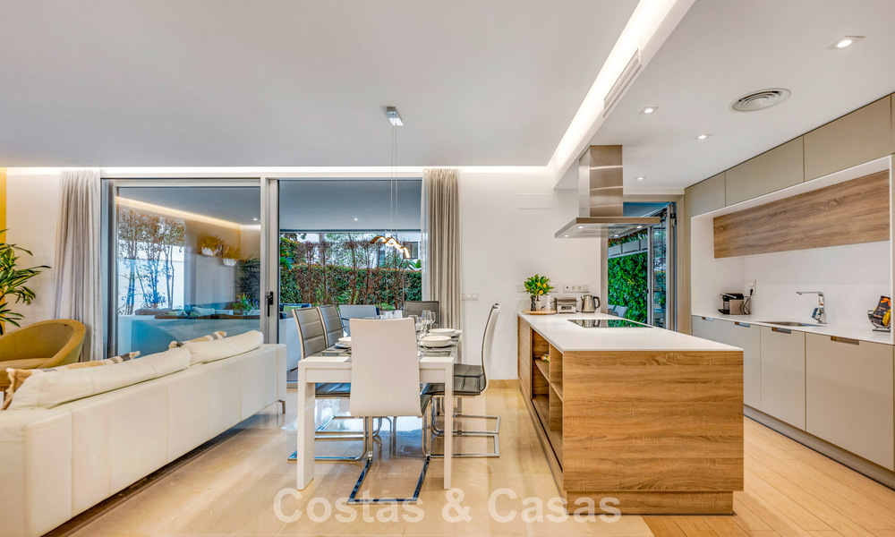 Apartamento contemporáneo con jardín en venta a pocos minutos a pie de la playa y Puerto Banús, Marbella 795738