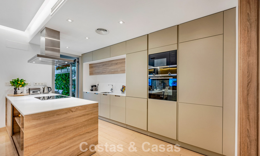 Apartamento contemporáneo con jardín en venta a pocos minutos a pie de la playa y Puerto Banús, Marbella 795739