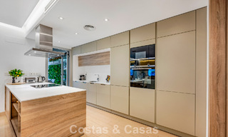 Apartamento contemporáneo con jardín en venta a pocos minutos a pie de la playa y Puerto Banús, Marbella 795739 