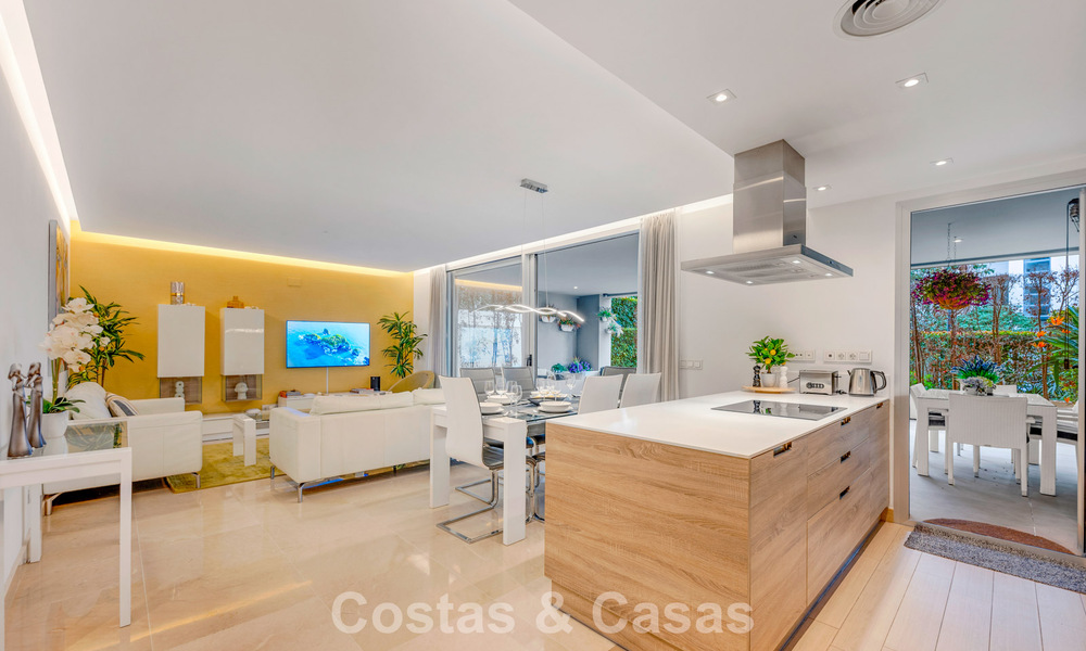 Apartamento contemporáneo con jardín en venta a pocos minutos a pie de la playa y Puerto Banús, Marbella 795740