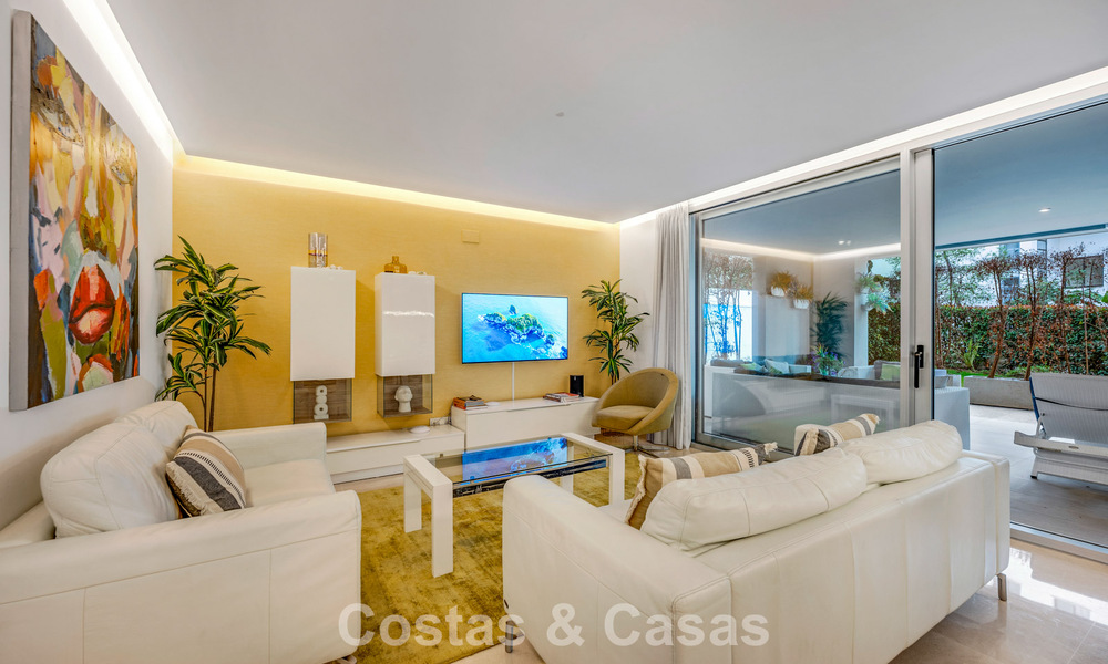 Apartamento contemporáneo con jardín en venta a pocos minutos a pie de la playa y Puerto Banús, Marbella 795742