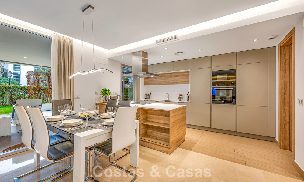 Apartamento contemporáneo con jardín en venta a pocos minutos a pie de la playa y Puerto Banús, Marbella 795743