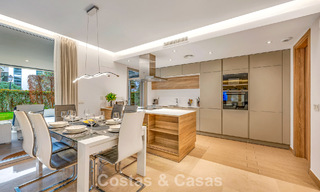 Apartamento contemporáneo con jardín en venta a pocos minutos a pie de la playa y Puerto Banús, Marbella 795743 