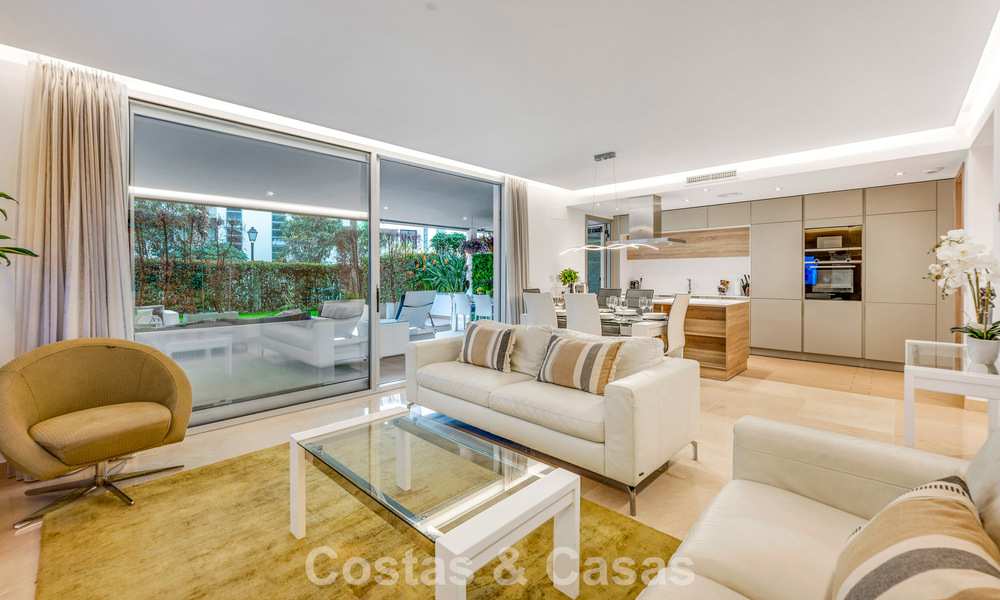 Apartamento contemporáneo con jardín en venta a pocos minutos a pie de la playa y Puerto Banús, Marbella 795744