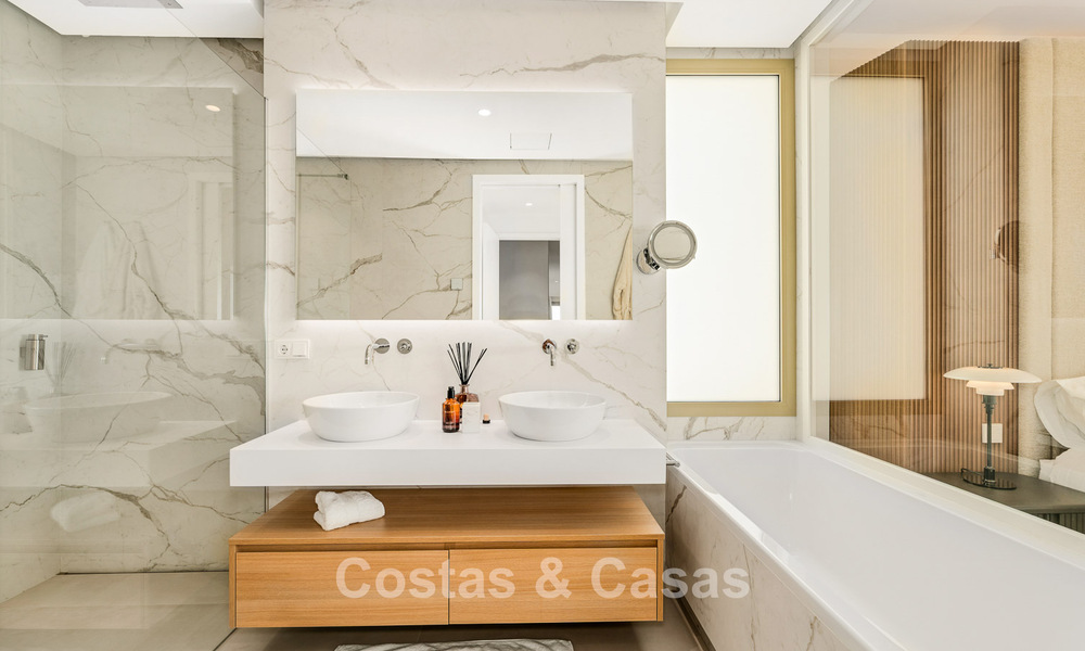 Exclusivo apartamento de lujo en venta con vistas panorámicas en la Milla de Oro de Marbella cerca de la playa y Puerto Banús 796011