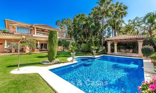 Elegante villa andaluza de lujo con gran jardín en venta en el Valle del Golf de Nueva Andalucía, Marbella 795400 