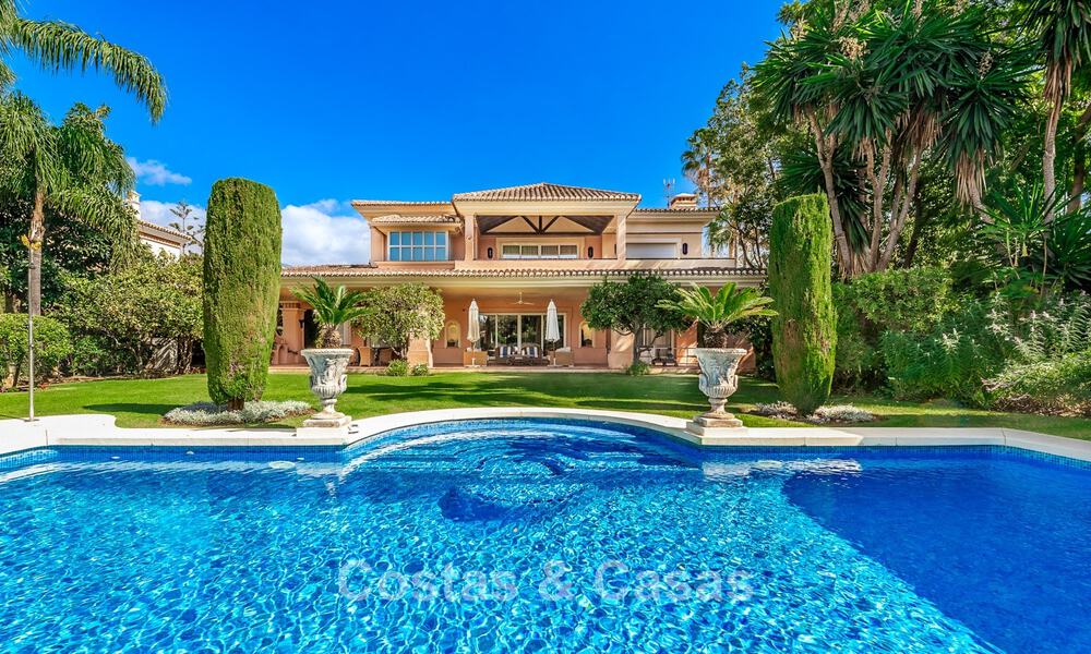 Elegante villa andaluza de lujo con gran jardín en venta en el Valle del Golf de Nueva Andalucía, Marbella 795401