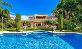 Elegante villa andaluza de lujo con gran jardín en venta en el Valle del Golf de Nueva Andalucía, Marbella 795401 