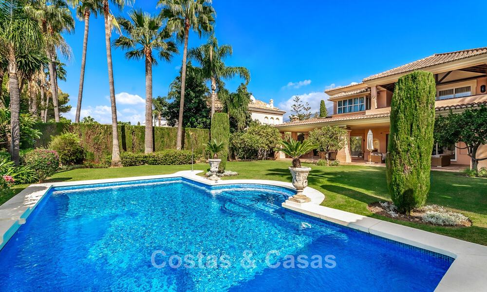 Elegante villa andaluza de lujo con gran jardín en venta en el Valle del Golf de Nueva Andalucía, Marbella 795402