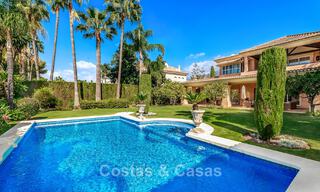 Elegante villa andaluza de lujo con gran jardín en venta en el Valle del Golf de Nueva Andalucía, Marbella 795402 