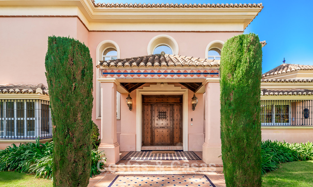 Elegante villa andaluza de lujo con gran jardín en venta en el Valle del Golf de Nueva Andalucía, Marbella 795405