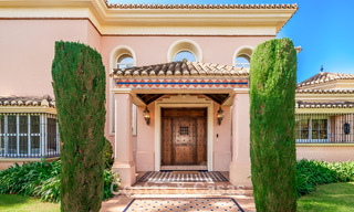 Elegante villa andaluza de lujo con gran jardín en venta en el Valle del Golf de Nueva Andalucía, Marbella 795405 