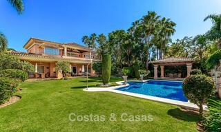 Elegante villa andaluza de lujo con gran jardín en venta en el Valle del Golf de Nueva Andalucía, Marbella 795406 
