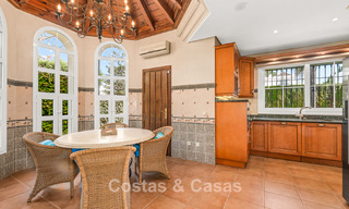 Elegante villa andaluza de lujo con gran jardín en venta en el Valle del Golf de Nueva Andalucía, Marbella 795407 