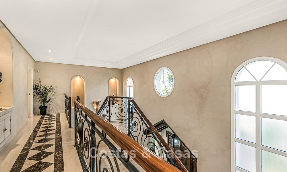Elegante villa andaluza de lujo con gran jardín en venta en el Valle del Golf de Nueva Andalucía, Marbella 795408