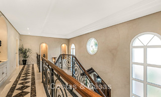 Elegante villa andaluza de lujo con gran jardín en venta en el Valle del Golf de Nueva Andalucía, Marbella 795408 