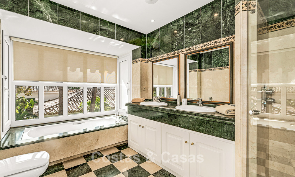 Elegante villa andaluza de lujo con gran jardín en venta en el Valle del Golf de Nueva Andalucía, Marbella 795410