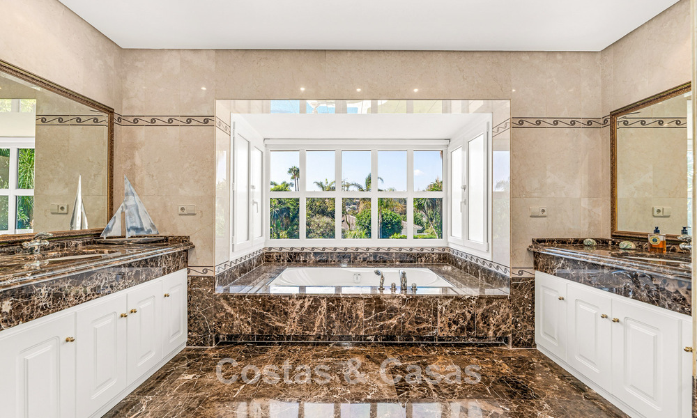 Elegante villa andaluza de lujo con gran jardín en venta en el Valle del Golf de Nueva Andalucía, Marbella 795413