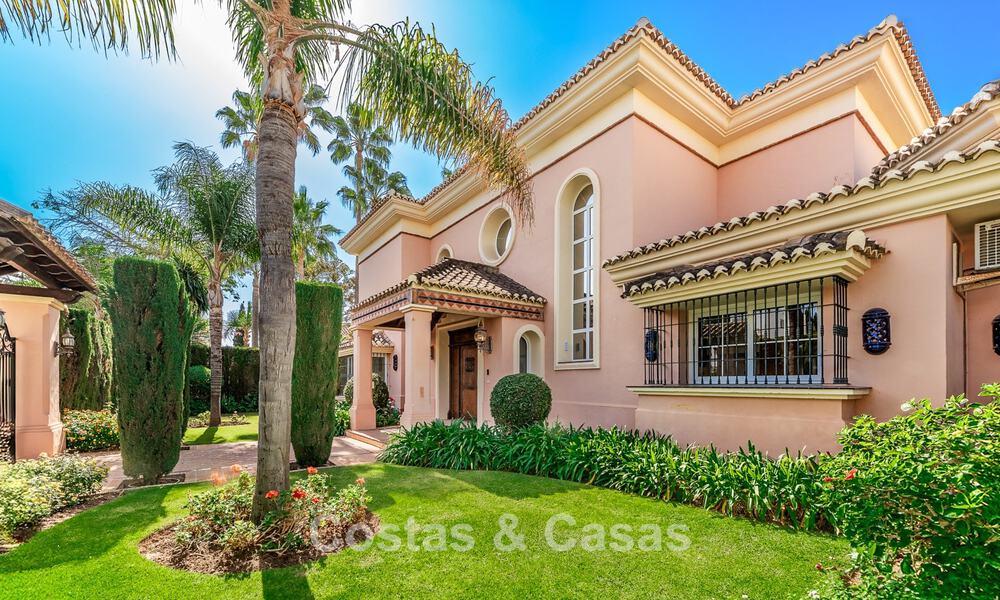 Elegante villa andaluza de lujo con gran jardín en venta en el Valle del Golf de Nueva Andalucía, Marbella 795414