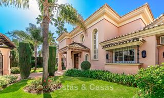 Elegante villa andaluza de lujo con gran jardín en venta en el Valle del Golf de Nueva Andalucía, Marbella 795414 