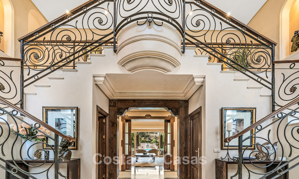 Elegante villa andaluza de lujo con gran jardín en venta en el Valle del Golf de Nueva Andalucía, Marbella 795415