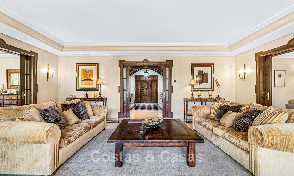 Elegante villa andaluza de lujo con gran jardín en venta en el Valle del Golf de Nueva Andalucía, Marbella 795416