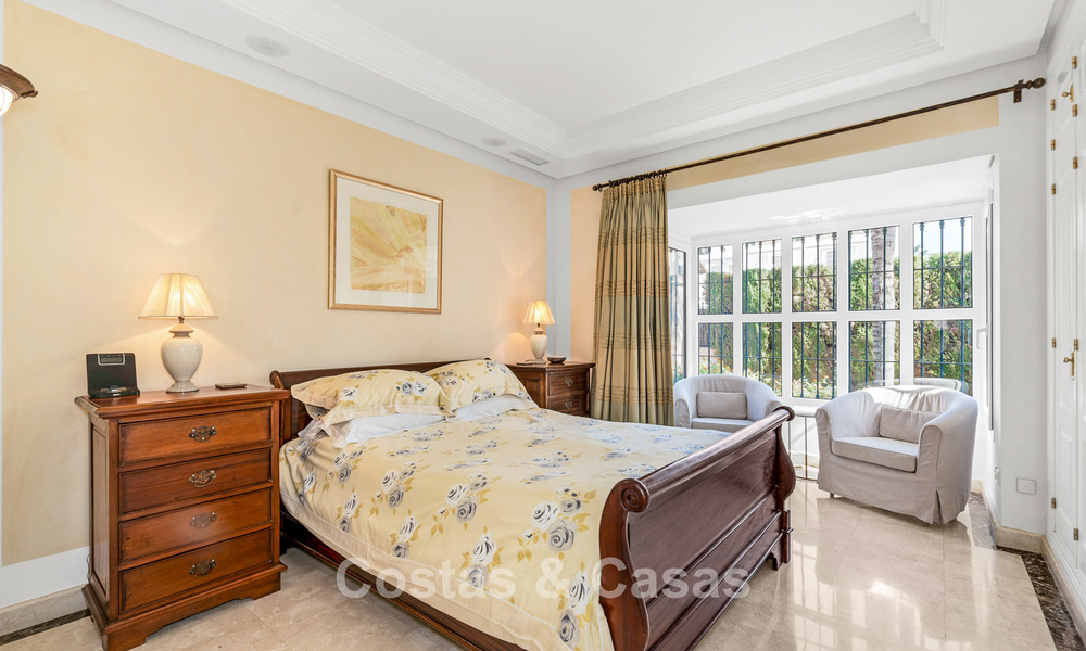Elegante villa andaluza de lujo con gran jardín en venta en el Valle del Golf de Nueva Andalucía, Marbella 795418