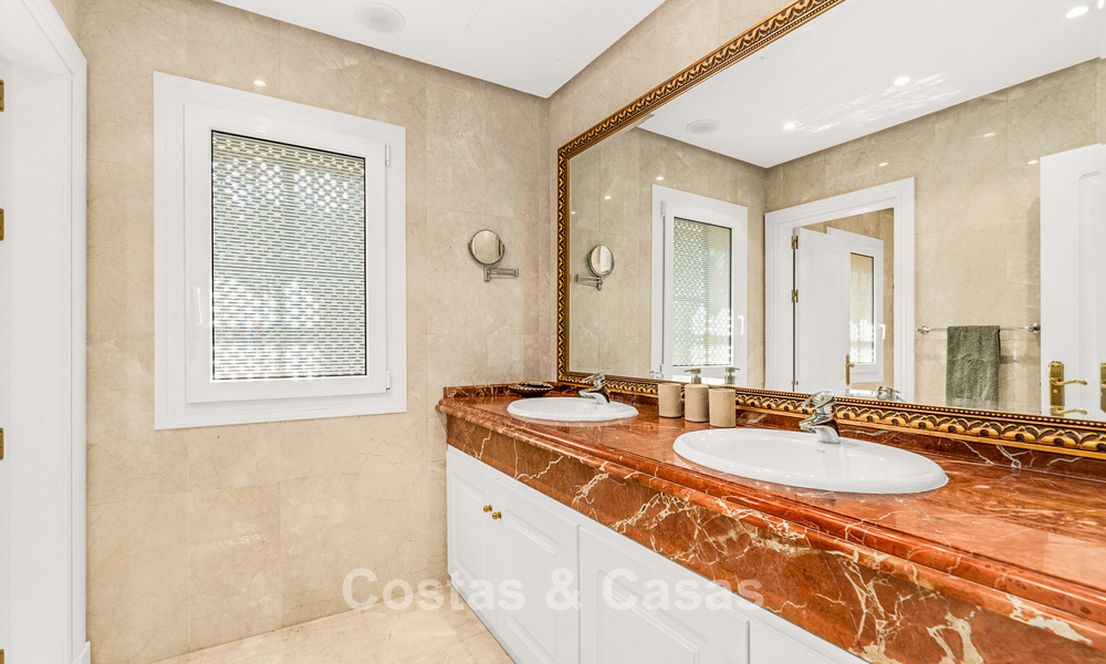 Elegante villa andaluza de lujo con gran jardín en venta en el Valle del Golf de Nueva Andalucía, Marbella 795419