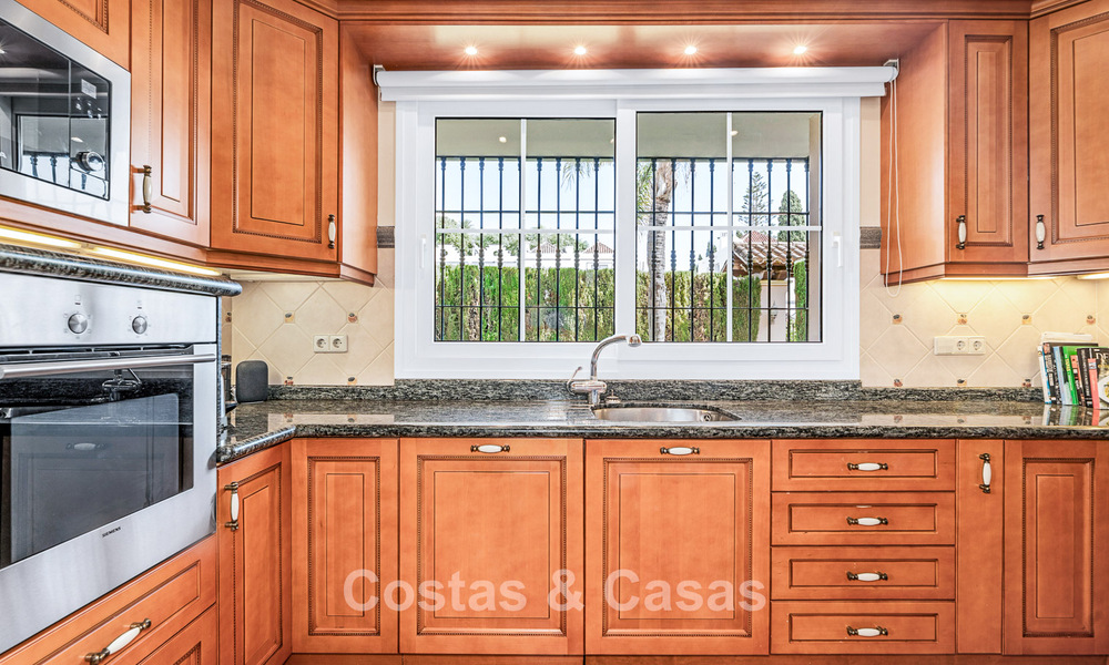 Elegante villa andaluza de lujo con gran jardín en venta en el Valle del Golf de Nueva Andalucía, Marbella 795420