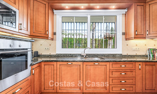 Elegante villa andaluza de lujo con gran jardín en venta en el Valle del Golf de Nueva Andalucía, Marbella 795420 