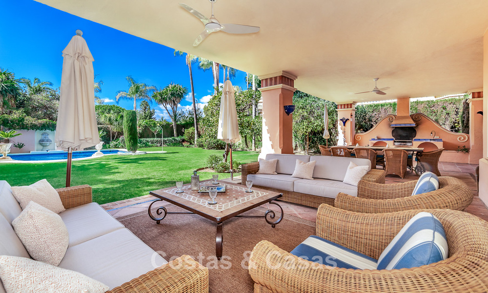Elegante villa andaluza de lujo con gran jardín en venta en el Valle del Golf de Nueva Andalucía, Marbella 795422