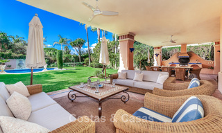 Elegante villa andaluza de lujo con gran jardín en venta en el Valle del Golf de Nueva Andalucía, Marbella 795422 