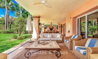 Elegante villa andaluza de lujo con gran jardín en venta en el Valle del Golf de Nueva Andalucía, Marbella 795424 