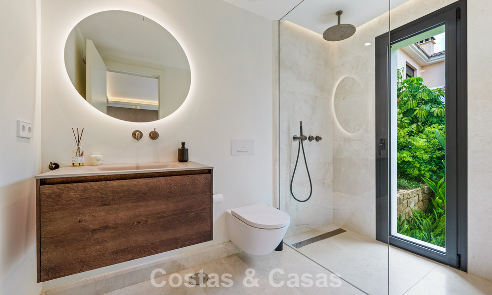 Elegante villa de diseño con vistas panorámicas en venta sobre el valle del golf de Nueva Andalucía, Marbella 795665