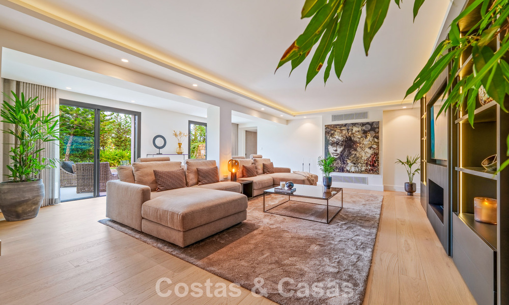 Elegante villa de diseño con vistas panorámicas en venta sobre el valle del golf de Nueva Andalucía, Marbella 795670