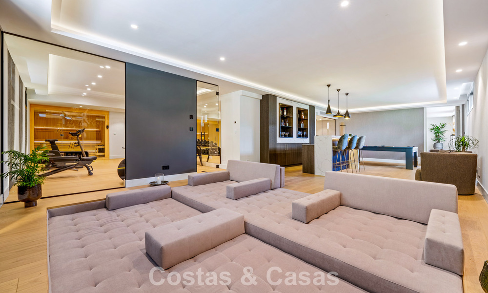 Elegante villa de diseño con vistas panorámicas en venta sobre el valle del golf de Nueva Andalucía, Marbella 795673