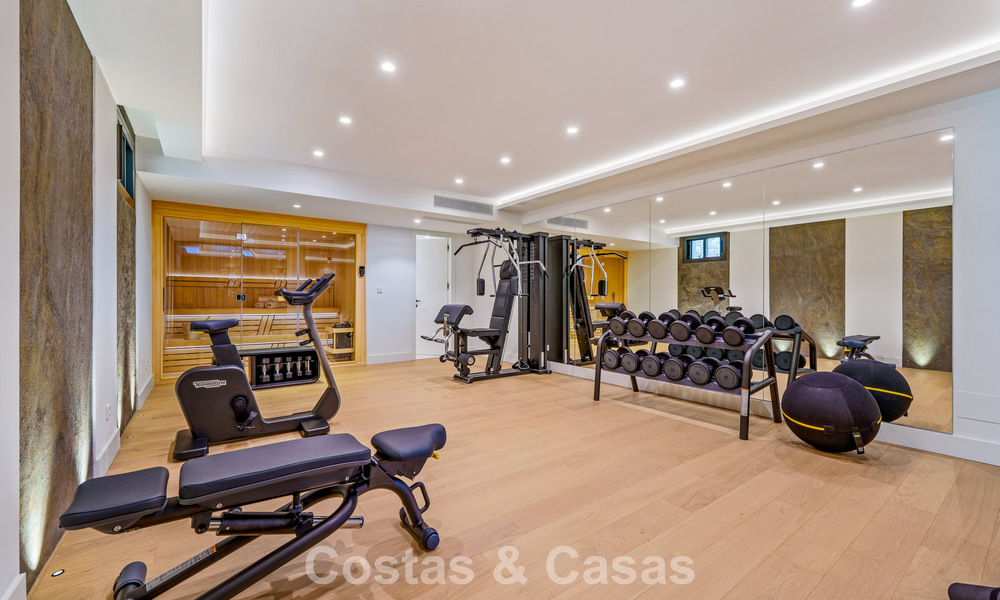 Elegante villa de diseño con vistas panorámicas en venta sobre el valle del golf de Nueva Andalucía, Marbella 795674