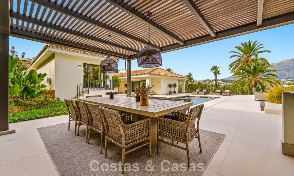 Elegante villa de diseño con vistas panorámicas en venta sobre el valle del golf de Nueva Andalucía, Marbella 795676