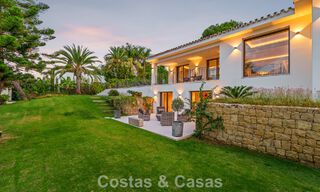 Elegante villa de diseño con vistas panorámicas en venta sobre el valle del golf de Nueva Andalucía, Marbella 795680 