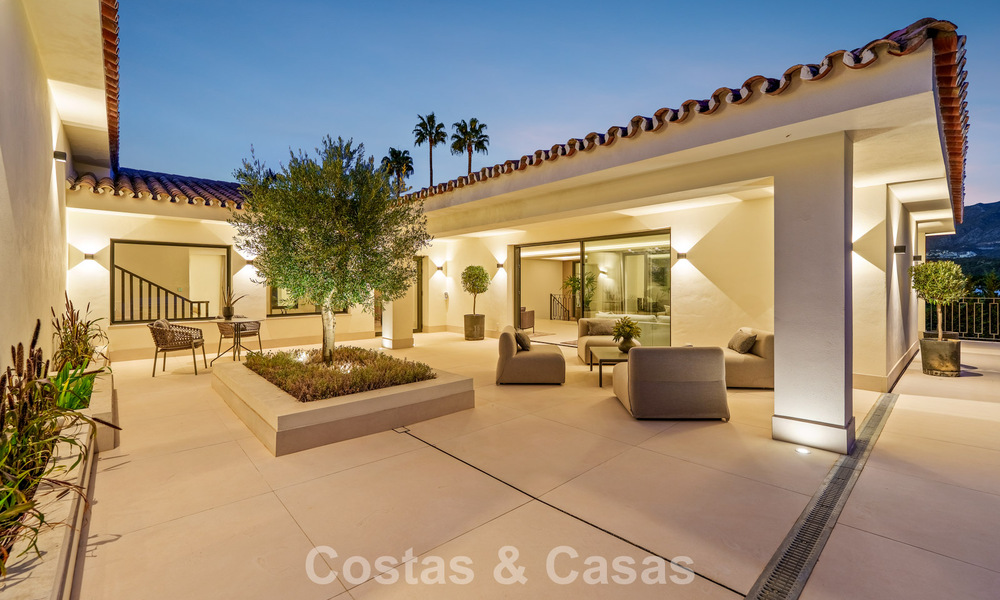 Elegante villa de diseño con vistas panorámicas en venta sobre el valle del golf de Nueva Andalucía, Marbella 795681