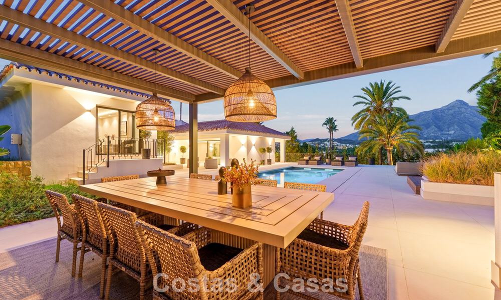 Elegante villa de diseño con vistas panorámicas en venta sobre el valle del golf de Nueva Andalucía, Marbella 795682