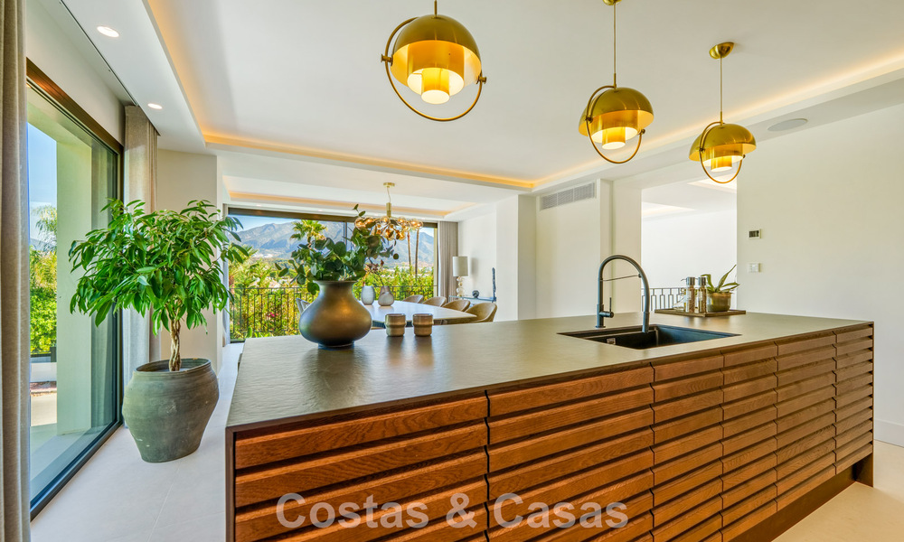 Elegante villa de diseño con vistas panorámicas en venta sobre el valle del golf de Nueva Andalucía, Marbella 795687