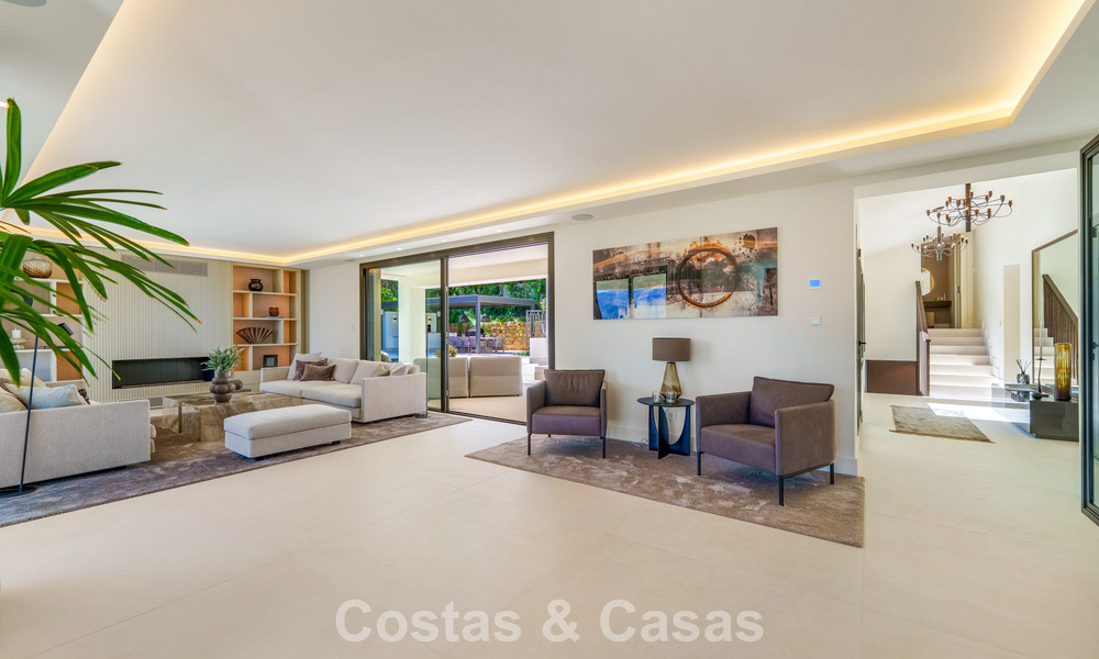 Elegante villa de diseño con vistas panorámicas en venta sobre el valle del golf de Nueva Andalucía, Marbella 795688